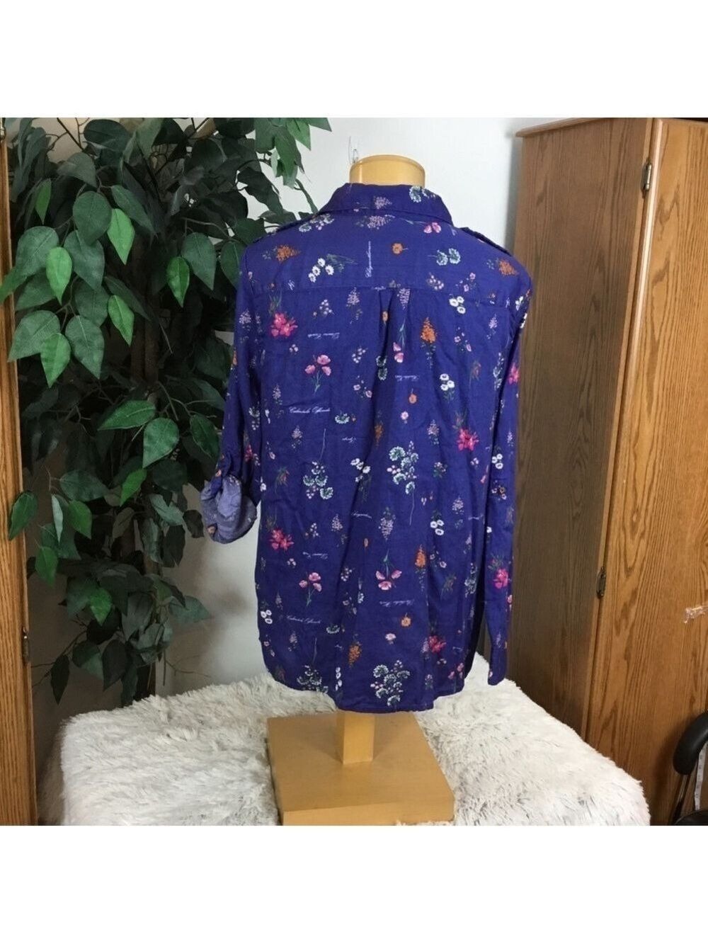 JACLYN Smith XL royal blue floral button down roll sleeve top - Picture 3 of 16